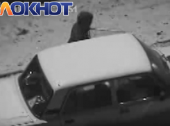 Автоворы пытались вскрыть машину возле детской поликлиники в Волгодонске и попали на видео 