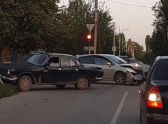 В результате ДТП «Волга» снесла новые ограждения на пересечении Горького и Первомайского в Волгодонске 