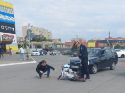 У ТРЦ мотоциклист проехал по пешеходной дорожке и попал под «Ладу» 