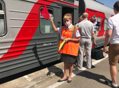 «Волгодонск и Сочи – мы вас любим очень»: волгодонцы торжественно встретили первый за долгие годы пассажирский поезд 