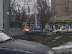 В центре новой части Волгодонска загорелся ВАЗ-2111