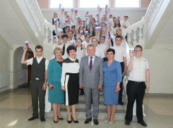 36 волгодонских школьников в торжественной обстановке получили паспорта РФ 