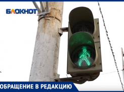 «Переходя дорогу – рискуем жизнью»: горожане боятся оказаться под колесами машин в центре Волгодонска