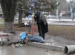 Волгодонский вокзал встречает гостей города мусором и бомжами
