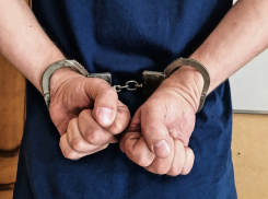 Судимый за кражу мужчина похитил все деньги из кассы торговой точки в Дубовском районе 