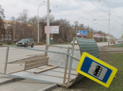 Ураганный ветер вырвал остановку на Морской в Волгодонске