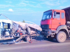 В Волгодонске на мосту через судоходный канал самосвал врезался в «Газель» и сбил дорожного рабочего