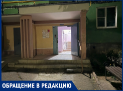 «Разлагающийся труп по дому таскали?»: странные следы на полу и жуткий запах испугали жителей МКД на Кошевого 