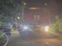 Рядом с В-16 поздно вечером загорелся коттедж 
