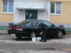 Волгодонский автовладелец загородил подъезд жилого дома ради блеска своей иномарки