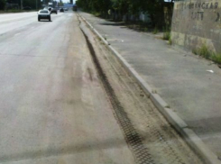 Чем в очередной раз в Волгодонске занимается мусороуборочная машина? - жители города недоумевают