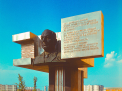 Волгодонск прежде и теперь: бюст Кошевого