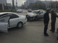 «Ниссан» влетел в металлическое ограждение после ДТП в районе «Налоговой» 