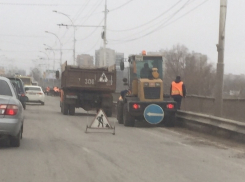 Коммунальщики издеваются над нами, или почему мост чистят именно в утренний час пик - читатель