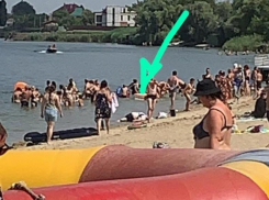 Рядом с трупом утонувшей женщины в станице Романовской играют дети и купаются взрослые