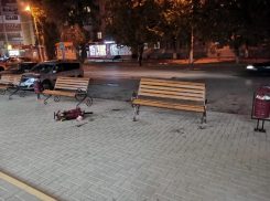 Лихач на «Форде» снес лавочку и мусорную урну возле ТЦ «Атлант» 
