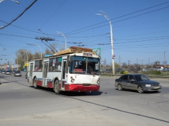 В троллейбусе на голову пожилой волгодончанке свалилась крышка люка