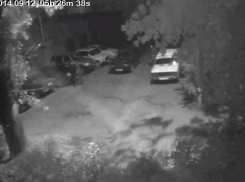 В Волгодонске под прицел камеры видеонаблюдения попала молодежь, ночью сливающая бензин с чужой машины