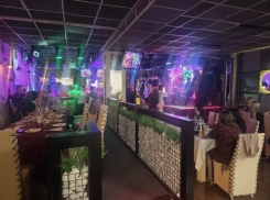 Живая музыка, любимые хиты и гастрономический восторг: 8 марта в ресторане «На Набережной» 