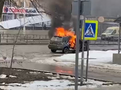 Пылающий автомобиль образовал километровую пробку на Строителей