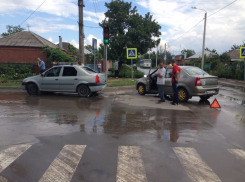 В Волгодонске на перекрестке возле «Блокнота» столкнулись два «Renault»