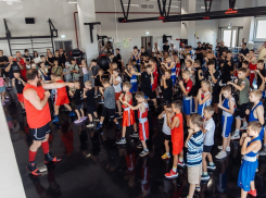 Боксер-профессионал Дмитрий Кудряшов провел мастер-класс для юных волгодонцев