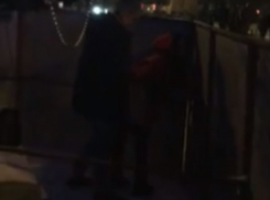 Молодая пара устроила «волшебство» у новогодней елки на площади Курчатова