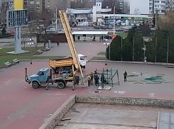 Праздник к нам приходит: в Волгодонске устанавливают городскую елку