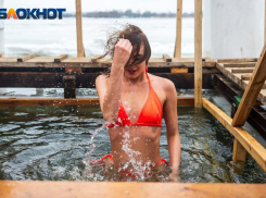 Пронизывающий ветер едва не унес хрупкую волгодончанку у крещенской купели