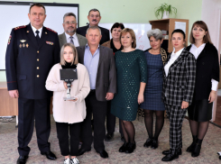 Волгодонские полицейские подарили детям электронный микроскоп для изучения криминалистики 