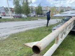   Огромный рекламный щит рухнул от сильного ветра на улице Королёва в Волгодонске