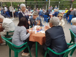 Солдатская каша и фронтовые «сто грамм»: Ветеранам организовали полевую кухню в парке Победы
