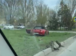«Мазда» залетела на газон на пересечении Гагарина-Курчатова