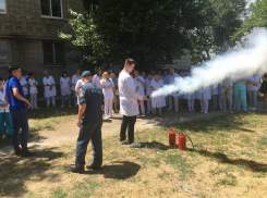Что делать, если произойдет пожар в поликлинике: в Волгодонске медики и огнеборцы провели совместные учения