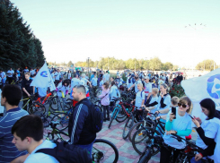 Триста велосипедистов промчались по проспекту Мира