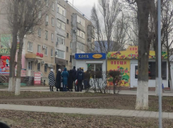 Волгодонцы выстроились в очереди за хлебом перед Новым годом