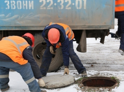 Волгодонский водоканал меняет украденные чугунные люки на пластмассовые
