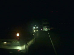 Мужчина запечатлел на видеорегистратор, как на дороге Цимлянск-Волгодонск спешащий водитель чуть не устроил ДТП с печальным исходом