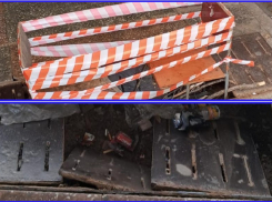 Ливневую решетку в подземном переходе на Морской починили двумя стульями и лентой