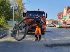 Трещины в асфальте на дорогах в «старом» городе устраняют новым способом