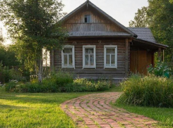 Дорожка из старого кирпича или деревянного спила: лайфхаки для дачников к началу сезона