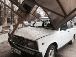 Водитель потерял сознание и протаранил остановку «Площадь Победы» в Волгодонске