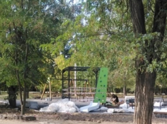 В сквере «Юность» активно ведутся работы по сооружению новой детской площадки 