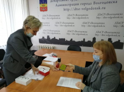 В Волгодонске инвалидам по зрению выдали специальные телефоны, радиоприемники и ноутбуки