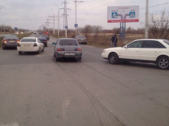 На пересечении Жуковского шоссе и проспекта Мира столкнулись три автомобиля - читатель