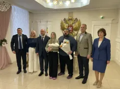 В Волгодонске торжественно зарегистрировали первенца 2026 года