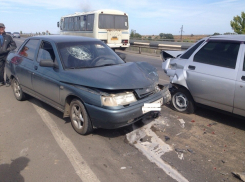 В Волгодонске тройное ДТП спровоцировало глухую пробку на мосту через судоходный канал