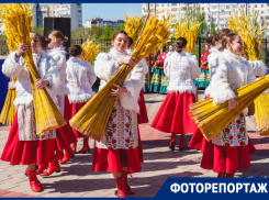Широко, звонко и весело Волгодонск отметил Пасху на Соборной площади