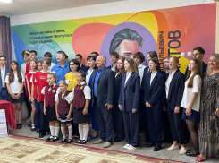 Отец атомной бомбы теперь приветствует учеников: в школе Волгодонска открыли мурал