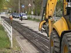 В Волгодонске начали ремонт разбитой дороги в переулке Пушкина